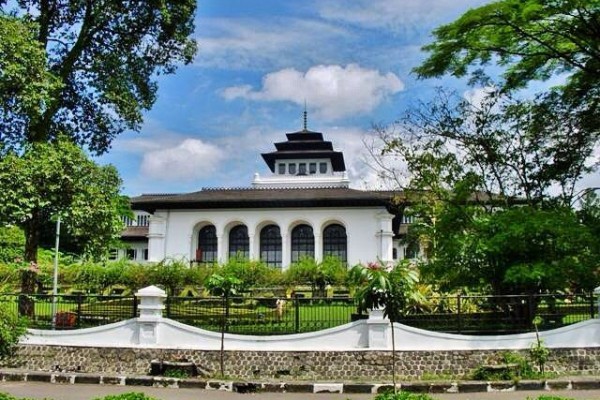 Sedang Bosan? 5 Taman Kota Bandung Ini Cocok untuk Hangout Sore Hari