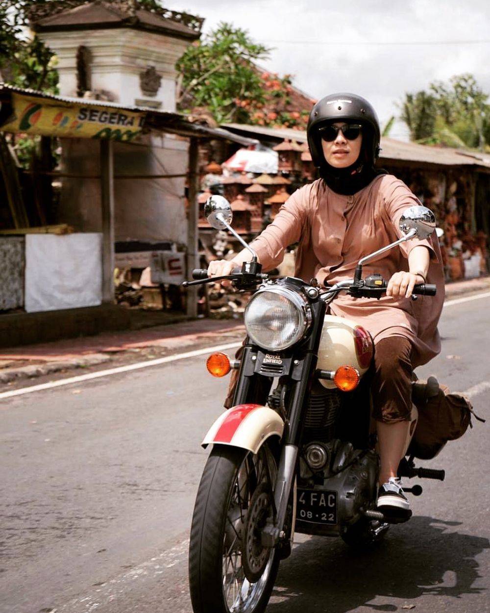 10 Potret Gahar Dian Ayu Kendarai Motor, Lady Biker Sejati!