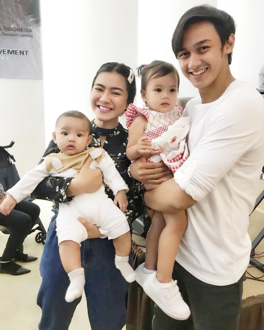 Belum Punya Anak, 10 Potret Artis Gendong Bayi Ini Bikin Melting!