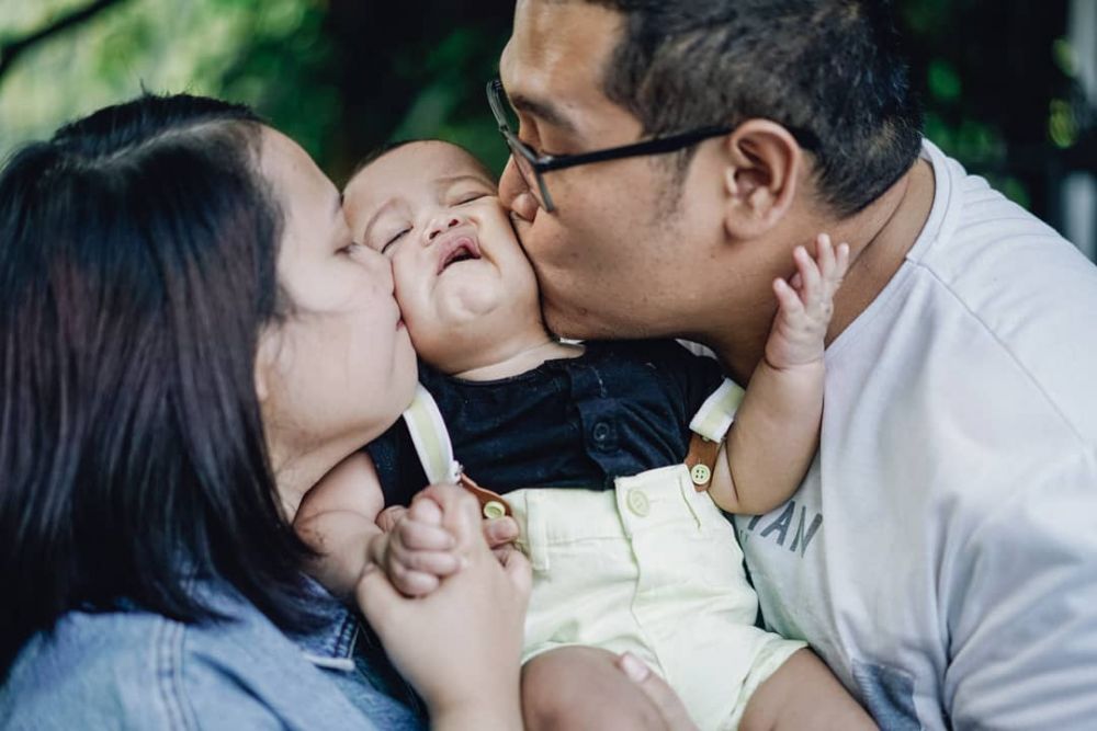 10 Potret Bahagia Rumah Tangga Ery Makmur, Pemain Sitkom Awas Ada Sule