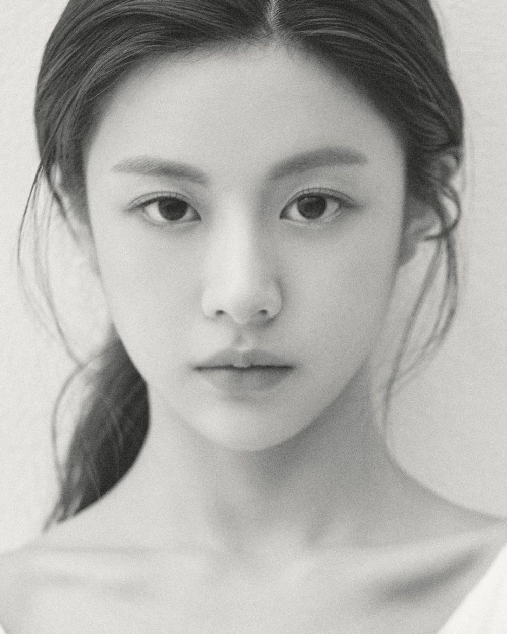 10 Potret Go Yoon Jung yang Kian Memukau, Siap Comeback Drama Terbaru