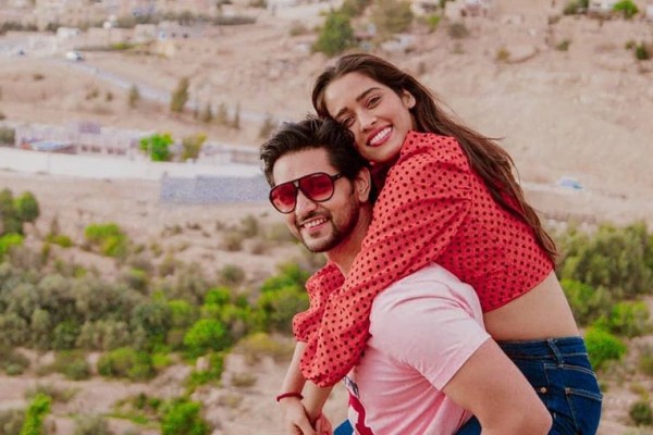 10 Potret Mesra Shakti Arora dan Sang Istri yang Bikin Baper