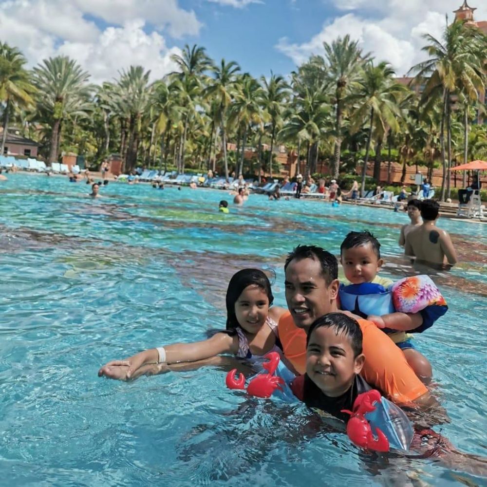 Papa Idaman, 10 Momen Manis Ardi Bakrie Momong Ketiga Buah Hatinya