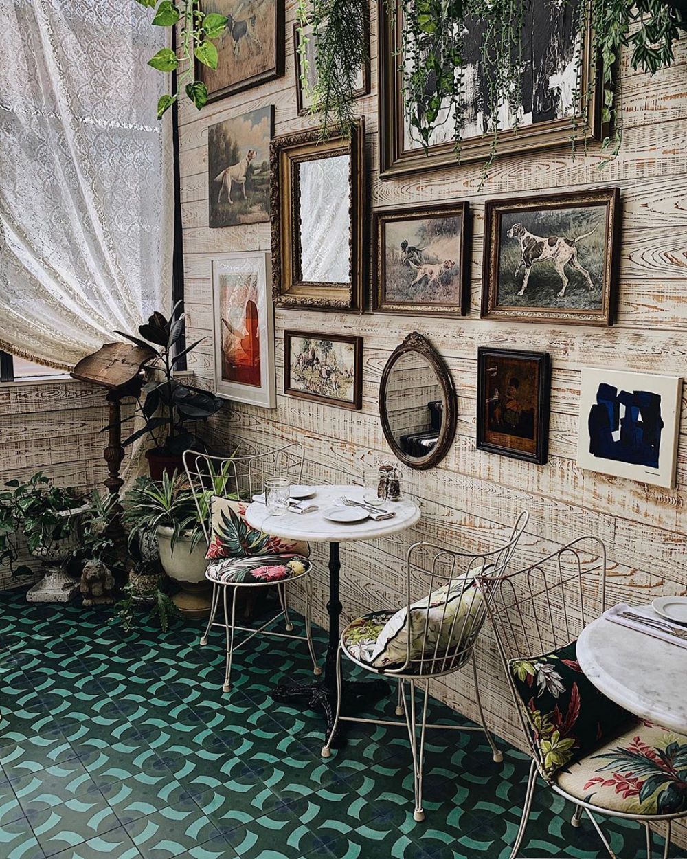 10 Ide Desain Kafe Vintage, Cantik & Instagramable Banget!