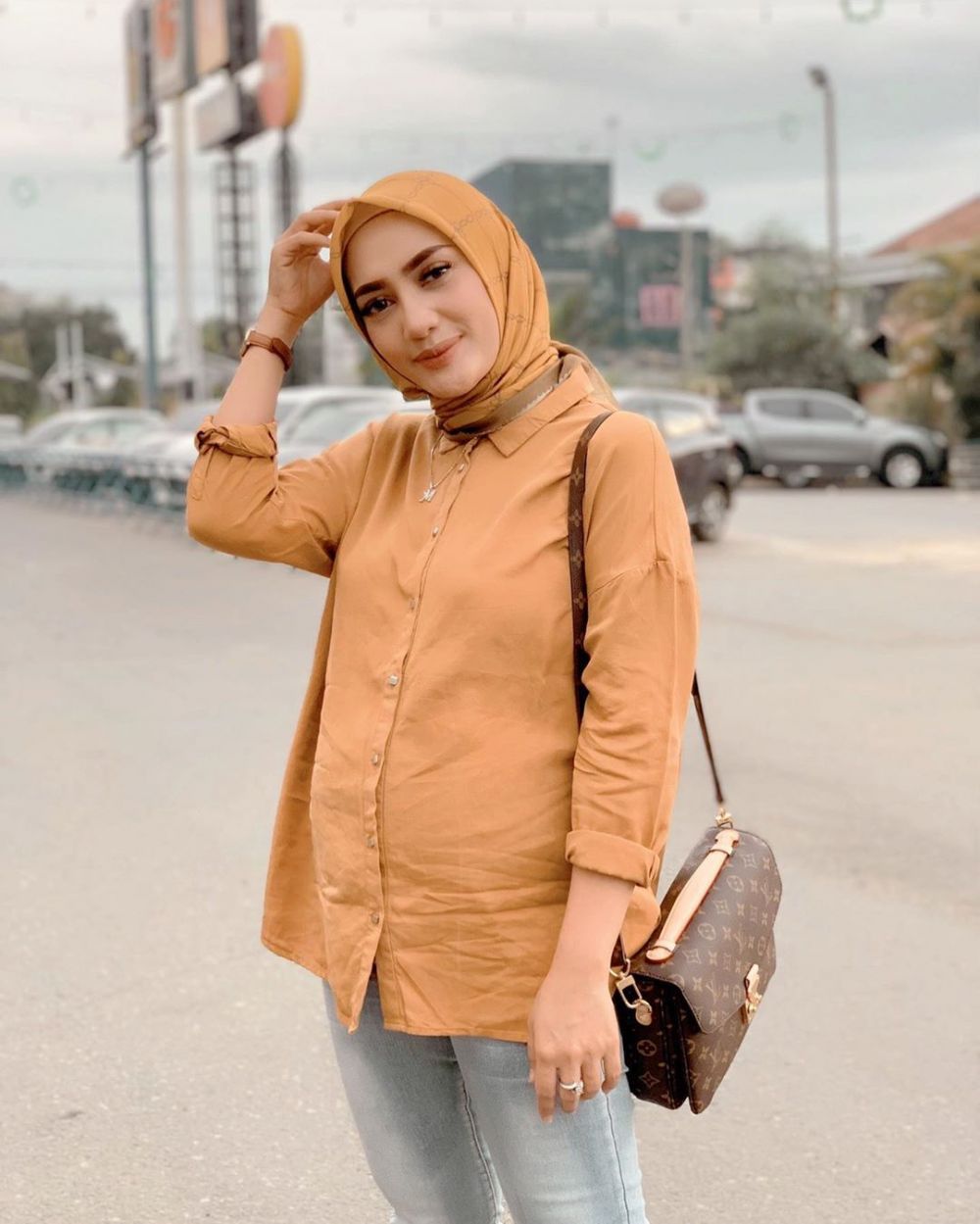 10 Inspirasi Style Hijab nan Manis untuk Bumil ala Yulita MasterChef