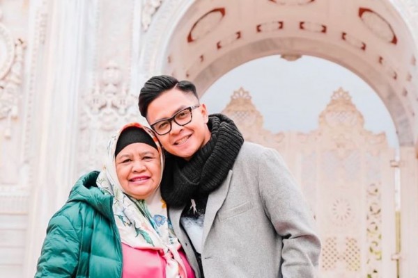 10 Potret Hangat Ojip Ismaputra dengan Ibu yang Jarang Disorot