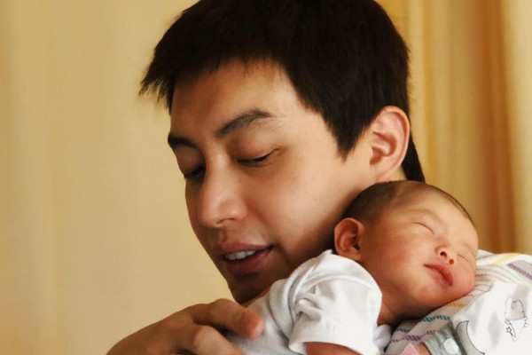10 Artis yang Resmi Jadi Ayah di 2019, Otomatis Hot Daddy Nih!