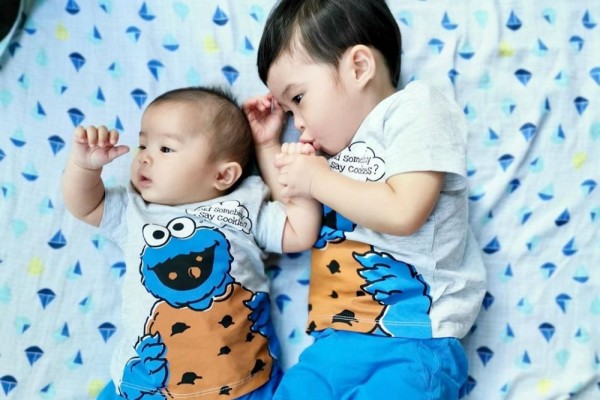9 Potret Akrab Anak Artis pada Adiknya yang Masih Bayi, Gemas Deh!