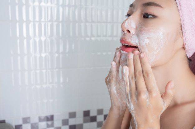 Waspada, 5 Kandungan Skincare Ini Tidak Bersahabat dengan Kulit Kering