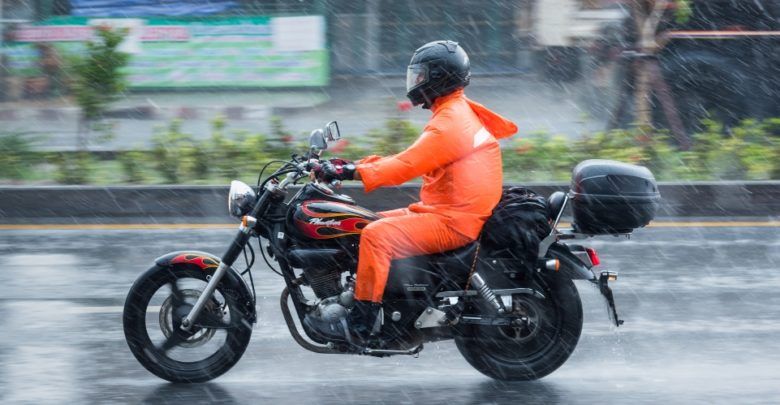 Dibanding Mobil, 4 Hal Seru Ini Kamu Rasakan Saat Pacaran Naik Motor