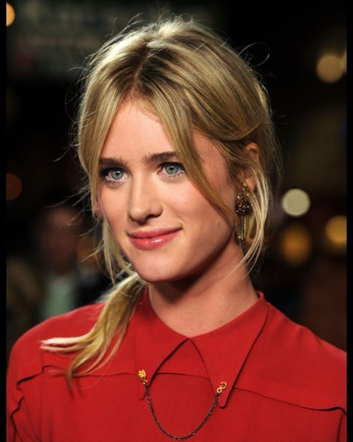 10 Potret Keren Mackenzie Davis Pemeran  Grace di 