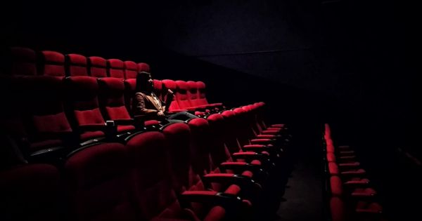 7 Manfaat Baik untuk Kesehatan Mental dari Menonton Bioskop Sendirian