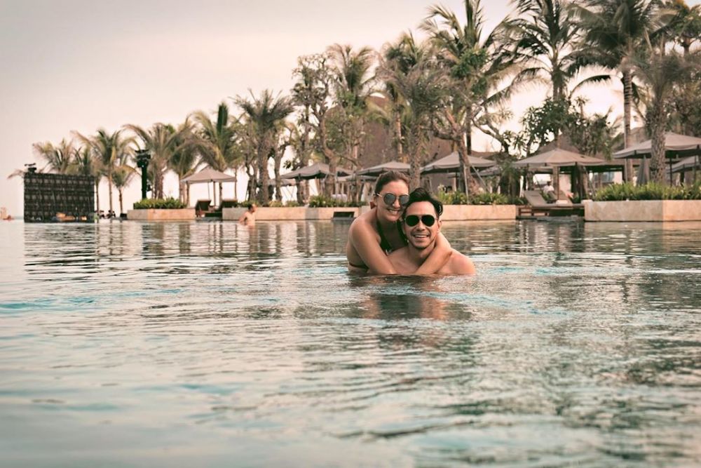 Pamer Kemesraan, 9 Potret Darius dan Donna Agnesia Liburan di Bali