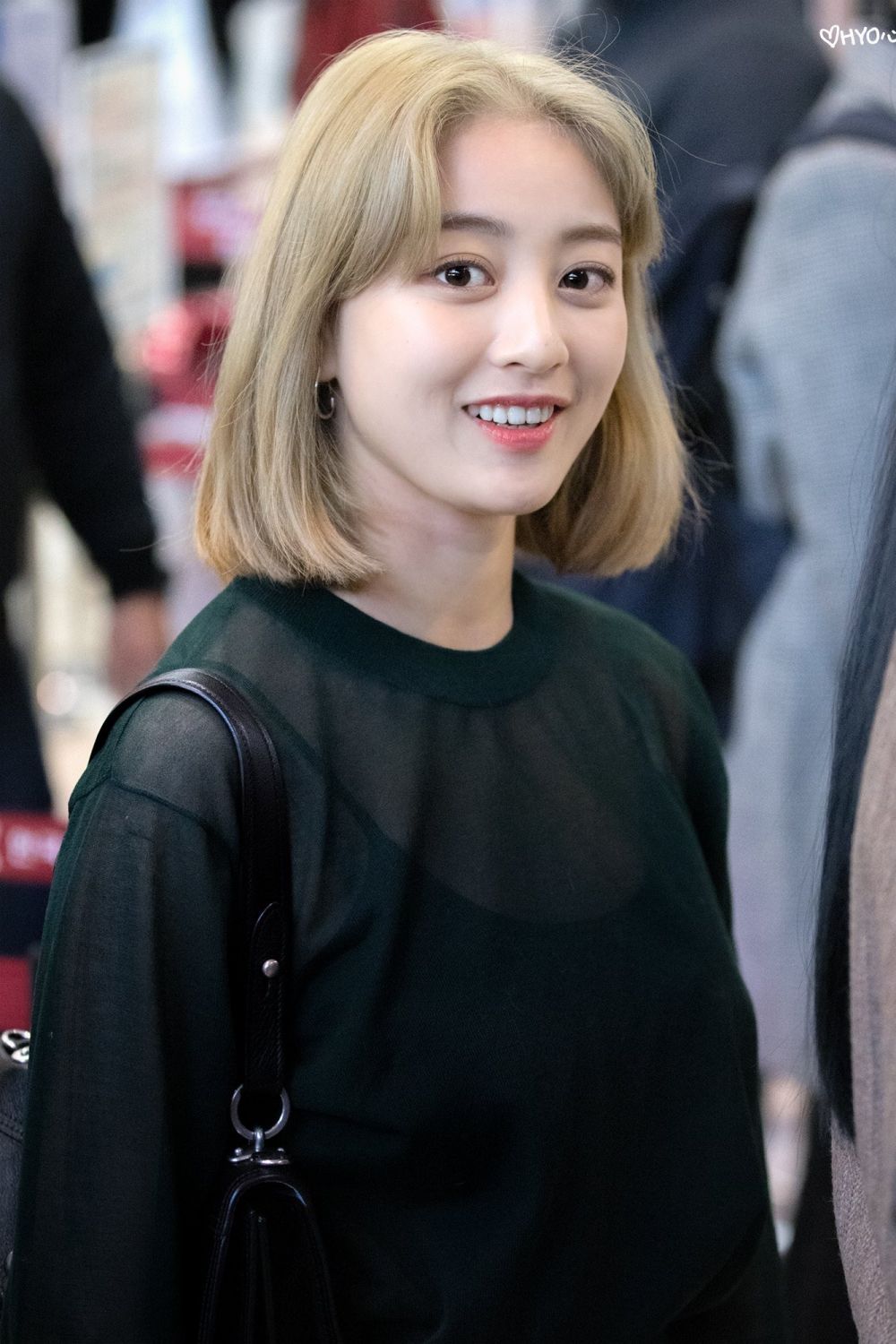 10 Penampilan Terbaru Jihyo  dengan Rambut  Blonde Kece 