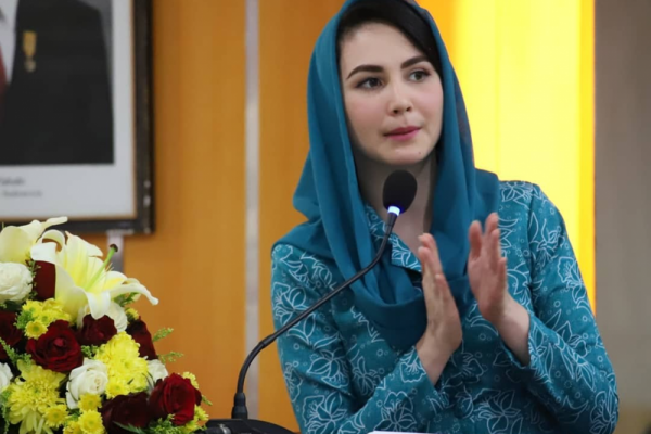 Adu Gaya Atalia Kamil vs Arumi Bachsin Dari Batik Hingga Kebaya