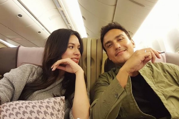 10 Gaya Romantis Selebriti Foto Di Pesawat Siapa Paling Mesra