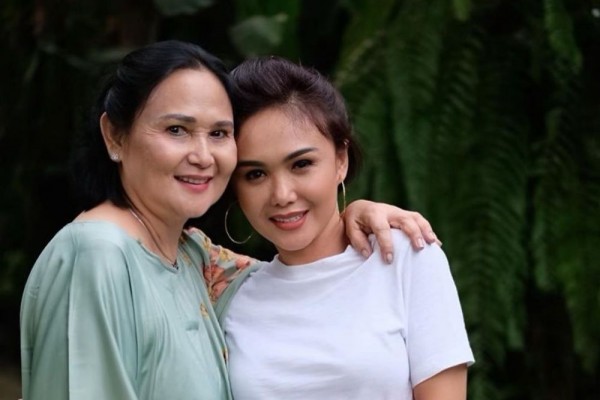 Sama-sama Awet Muda, 10 Potret Kedekatan Yuni Shara dan Sang Ibu!