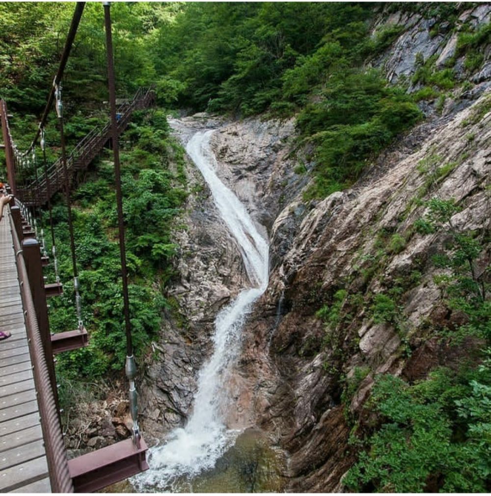 5 Pesona Air Terjun Terindah di Korea Selatan, Cocok Buat Hunting Foto