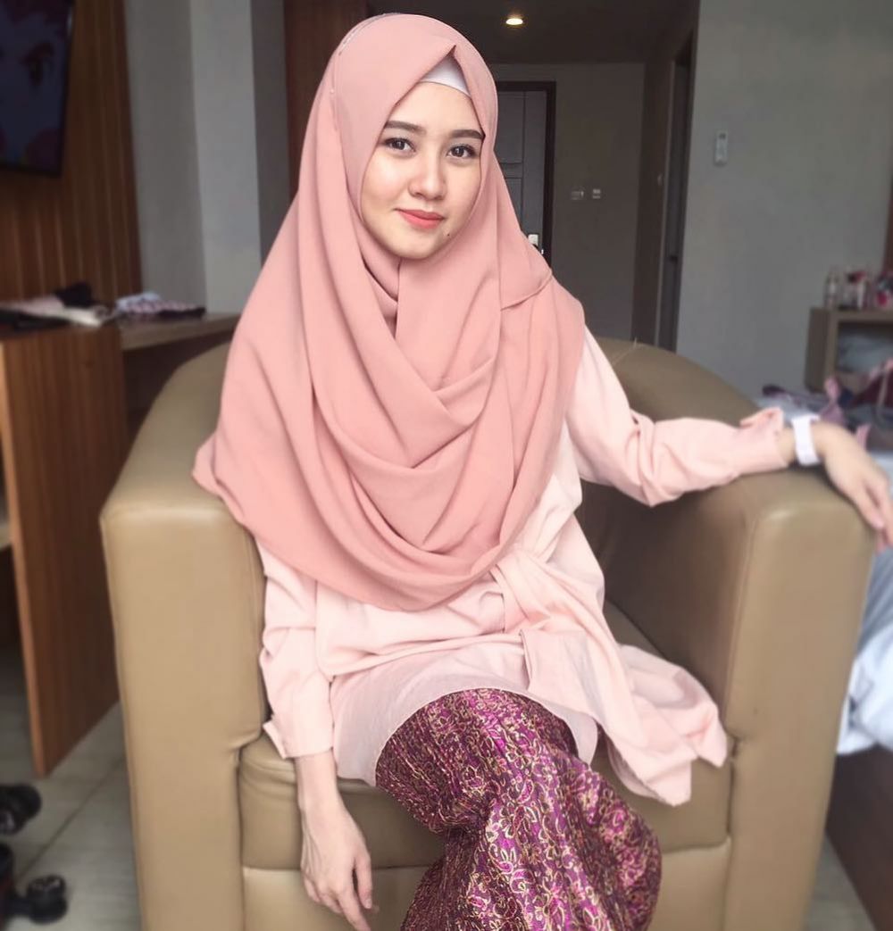 10 Ide OOTD Syar'i Warna Pastel ala Selebgram Adinda Amira