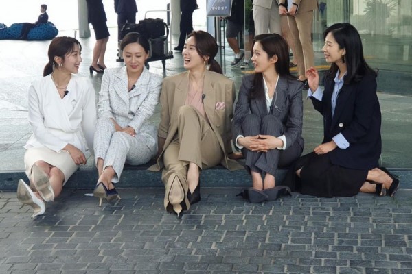 10 Potret Keseruan Pemain KDrama 'VIP' di Belakang Kamera