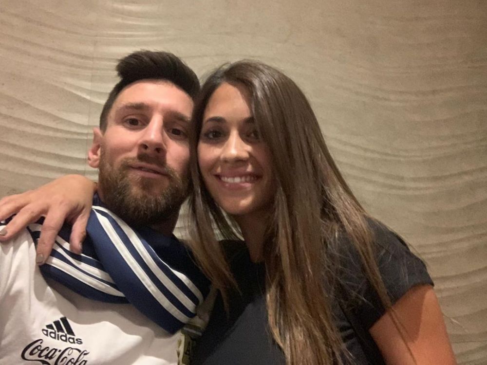 Disebut Cinta Sejati, 15 Potret Romantis Lionel Messi Bareng Istri