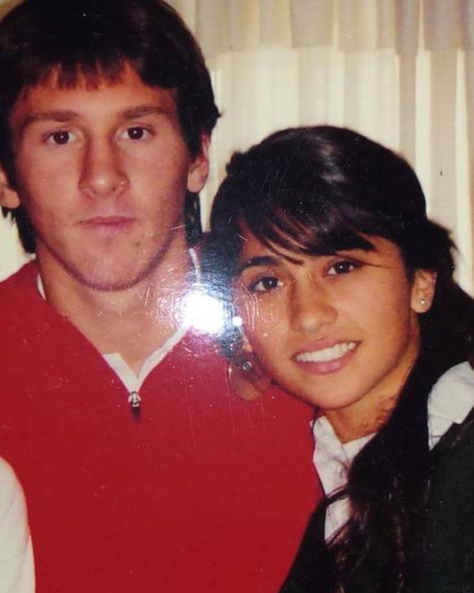 Disebut Cinta Sejati, 15 Potret Romantis Lionel Messi Bareng Istri