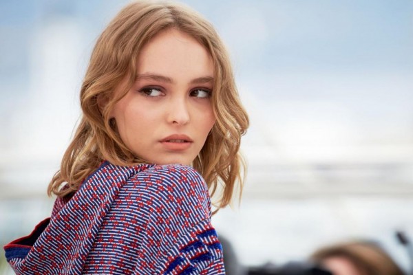 6 Fakta Lily-Rose Depp, Aktris Bersinar Anak dari Johnny Depp