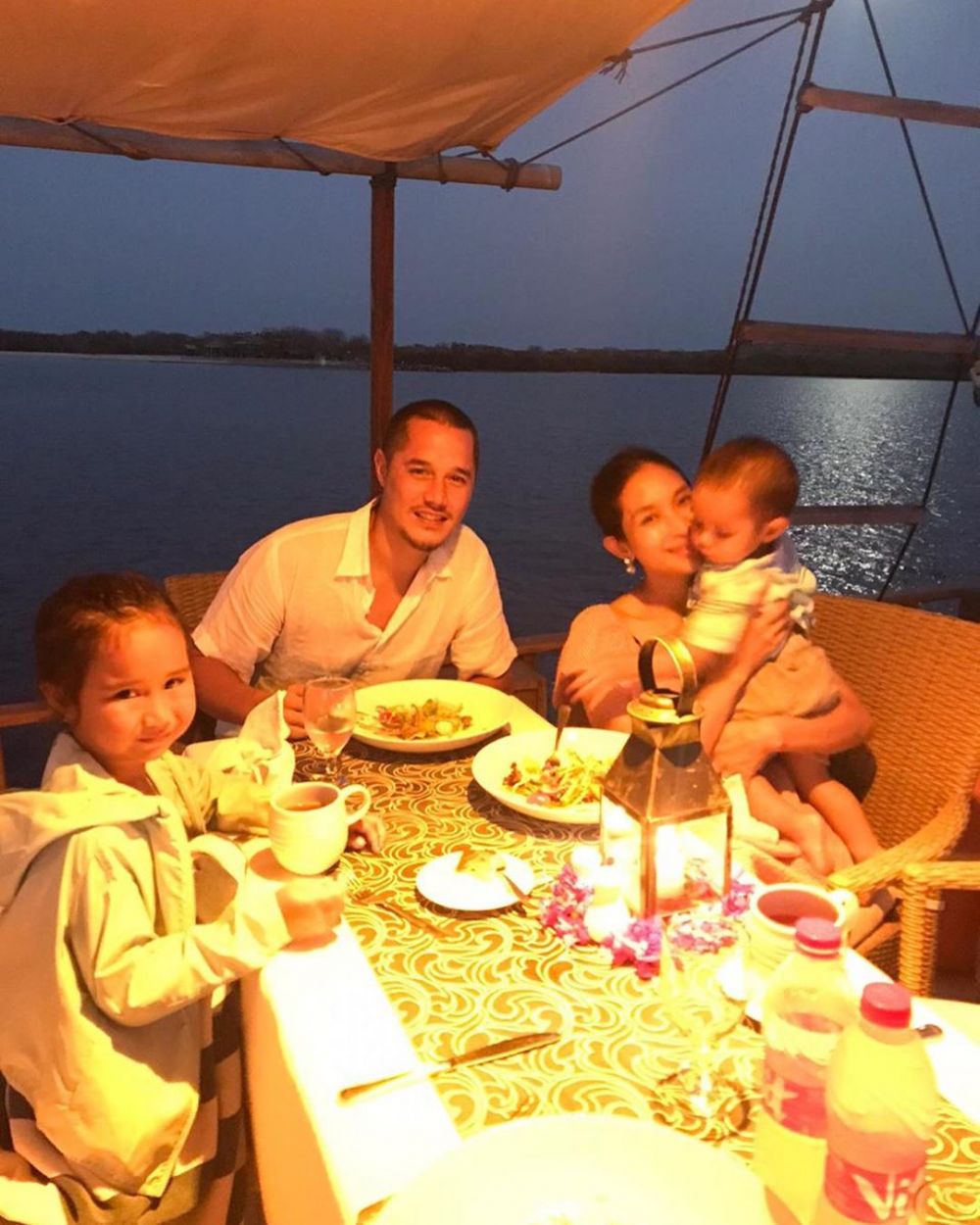 10 Potret Seru Liburan Happy Salma dan Keluarga di Pulau Menjangan