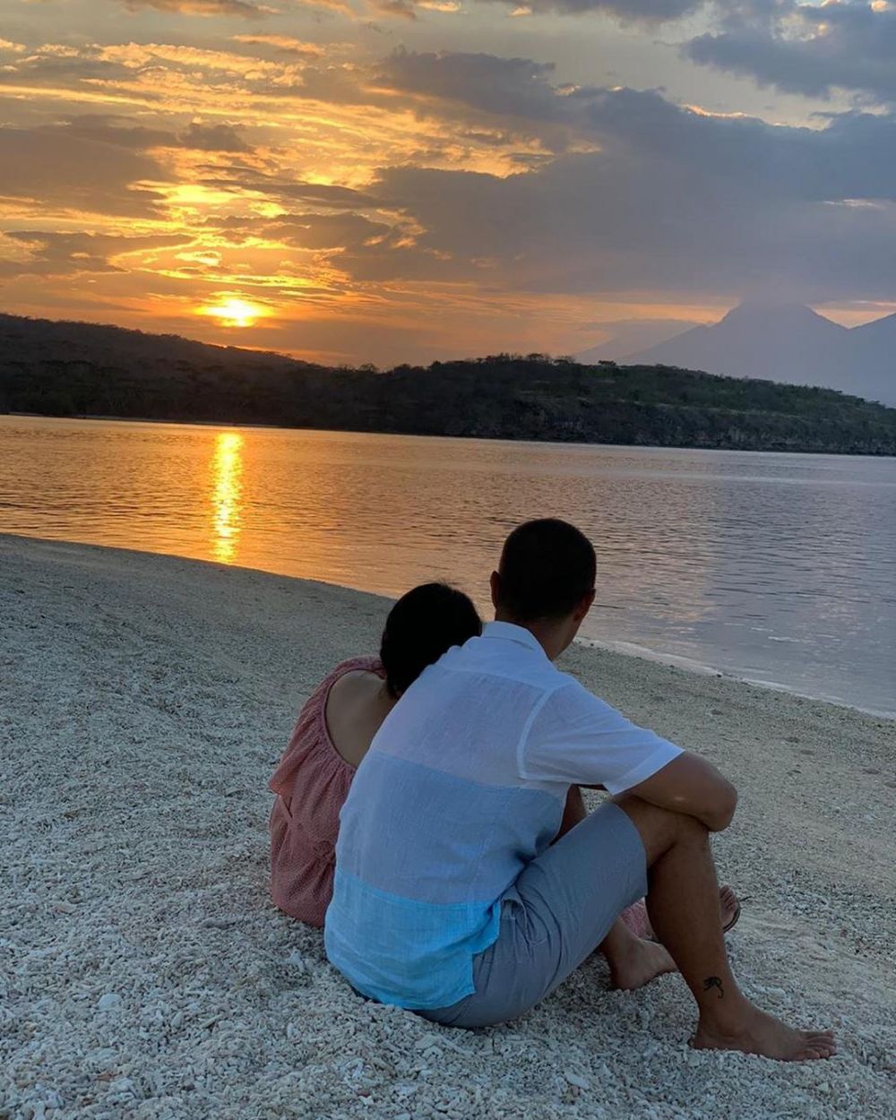 10 Potret Seru Liburan Happy Salma dan Keluarga di Pulau Menjangan