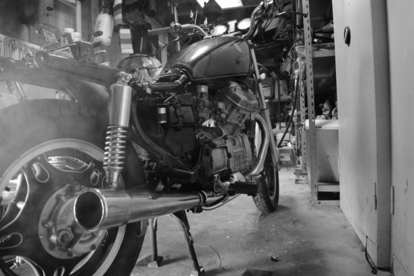 4 Penyebab Motor Keluar Asap Putih Saat Dipanaskan