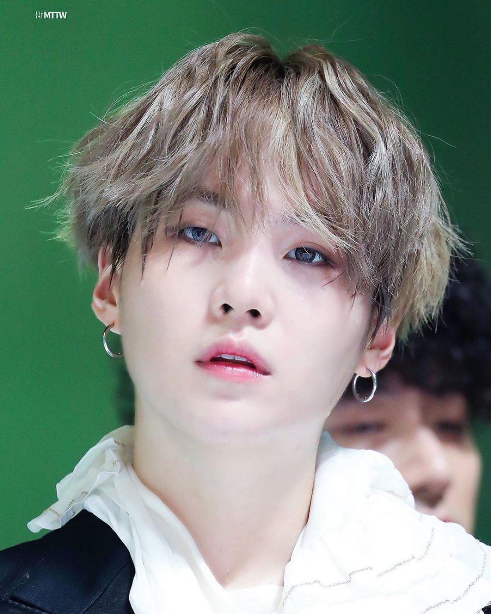 11 Potret Manis Suga BTS Bikin Jatuh Hati