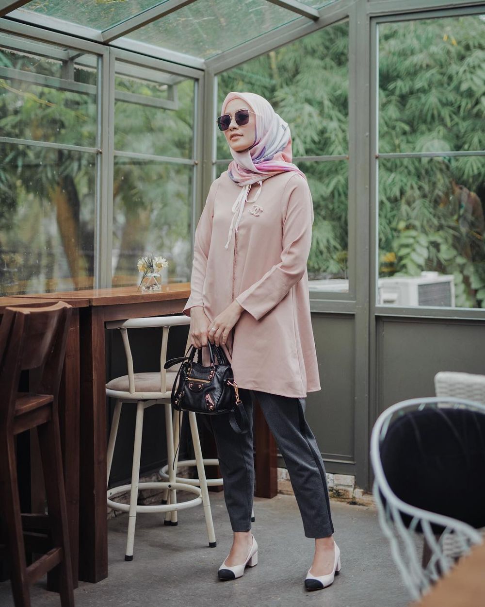 10 Inspirasi OOTD  Hijab dengan Tunik  ala Mega Iskanti Mudah Ditiru