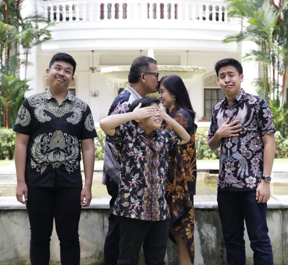 Family Goals! 10 Potret Hangat Keluarga Jerome Polin yang ...