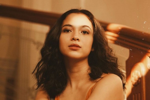 Putri Marino dan 5 Artis ini Sukses Bikin Buku Puisi, Berbakat!