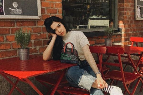 Casual hingga Classy! Begini 12 Style Memesona ala Isyana Sarasvati
