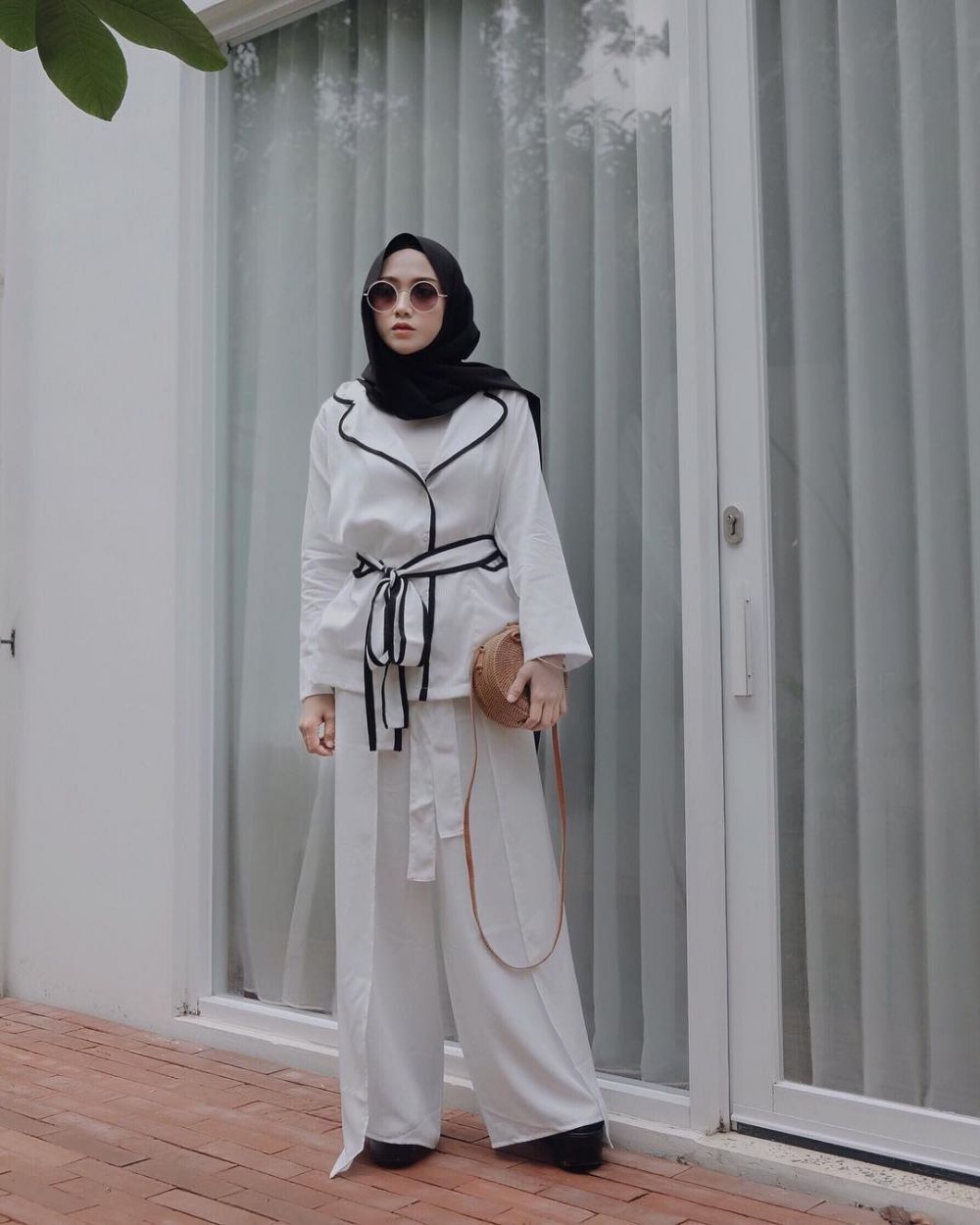 Ide Outfit Monokrom Hijab ala Fashion Influencer