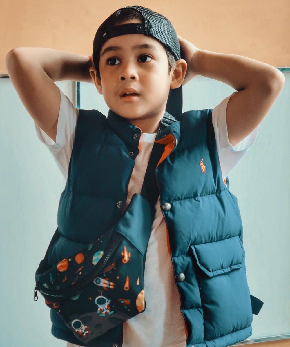 10 Gaya Kece Muhammad Adhiyat, Artis Cilik yang Stylish Abis!