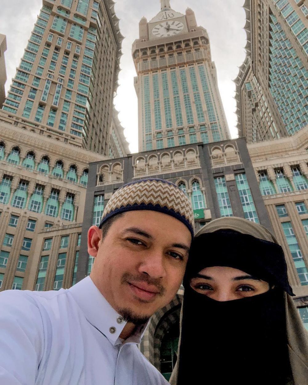 13 Pasangan Artis Yang Umrah Bareng Sepanjang 2019 Syahdu Romantis