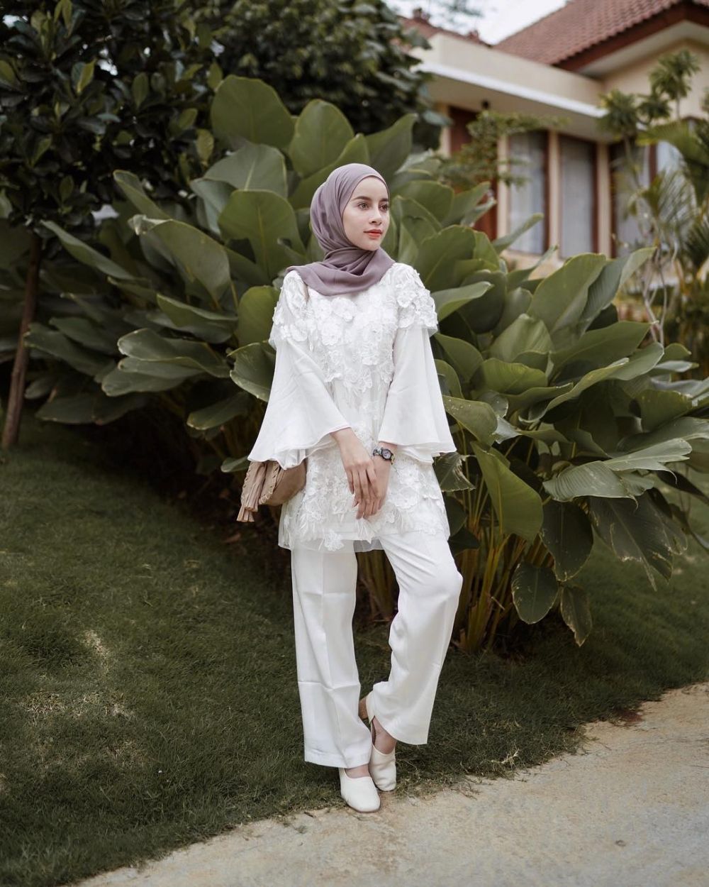 10 Ide OOTD Hijab nan Elegan dengan Celana Putih ala Aghnia Punjabi
