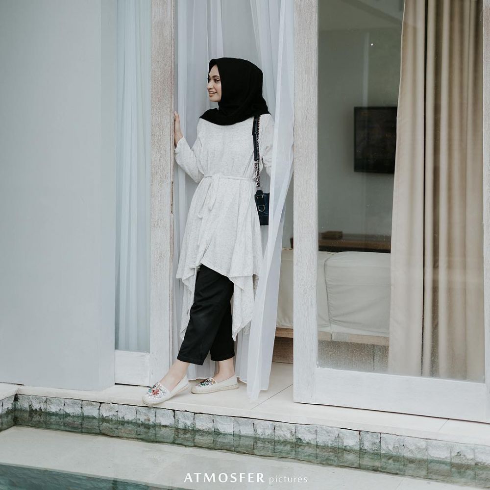 Ide Outfit Monokrom Hijab ala Fashion Influencer