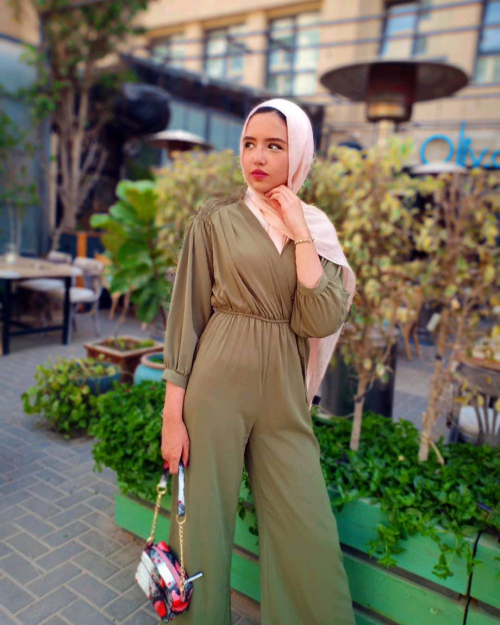 10 Ide OOTD Hijab nan Stylish dengan Jumpsuit, Gak Pakai Ribet!