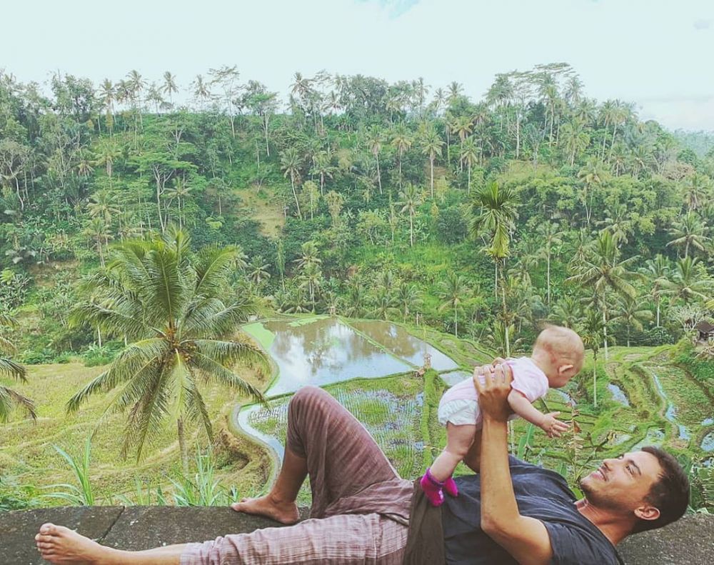 Papa Muda Idaman Netizen, 10 Potret Hamish Daud Bareng Putri Mungilnya