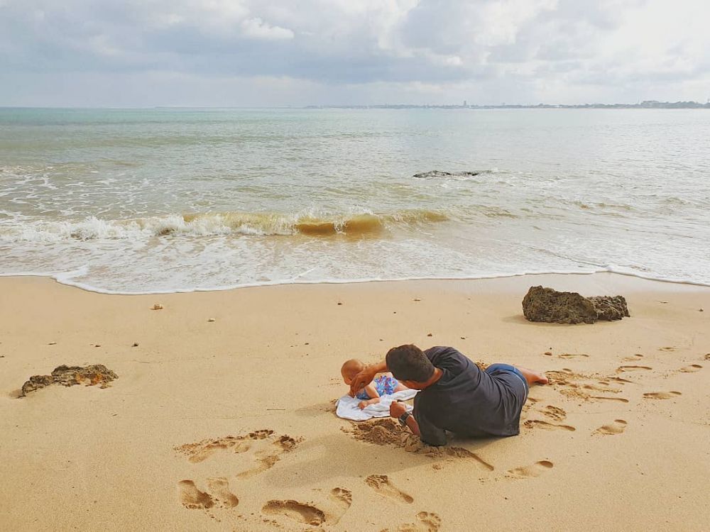 Papa Muda Idaman Netizen, 10 Potret Hamish Daud Bareng Putri Mungilnya