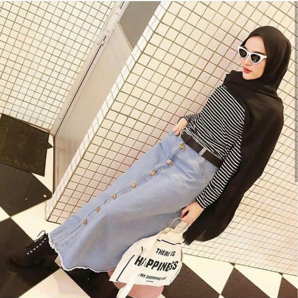 10 Inspirasi OOTD Hijab Dengan Rok Denim, Super Kece & Stylish Nih!