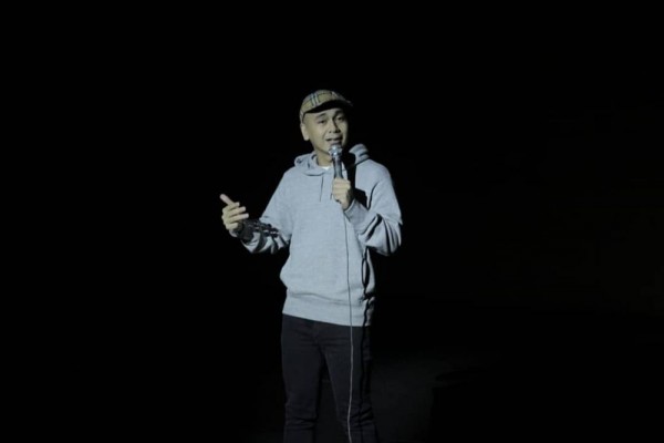 10 Quotes Raditya Dika tentang Ironi Jatuh Cinta, Bikin Hati Jleb!