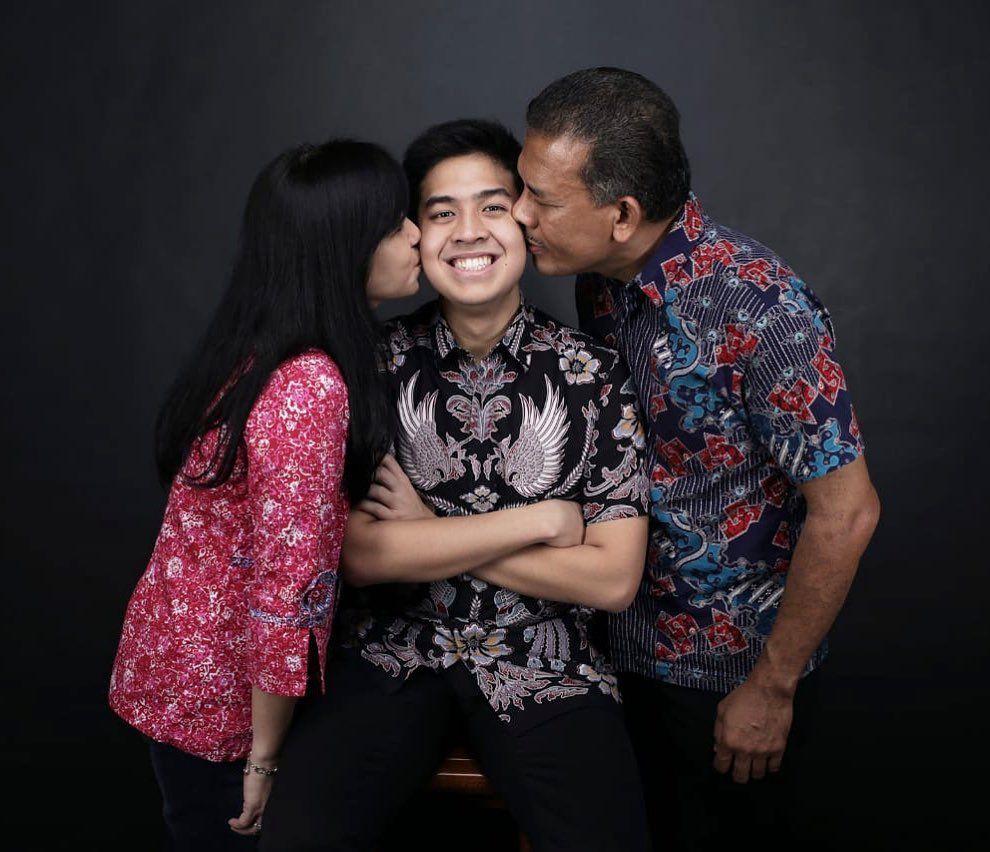 Family Goals! 10 Potret Hangat Keluarga Jerome Polin Yang Inspiratif