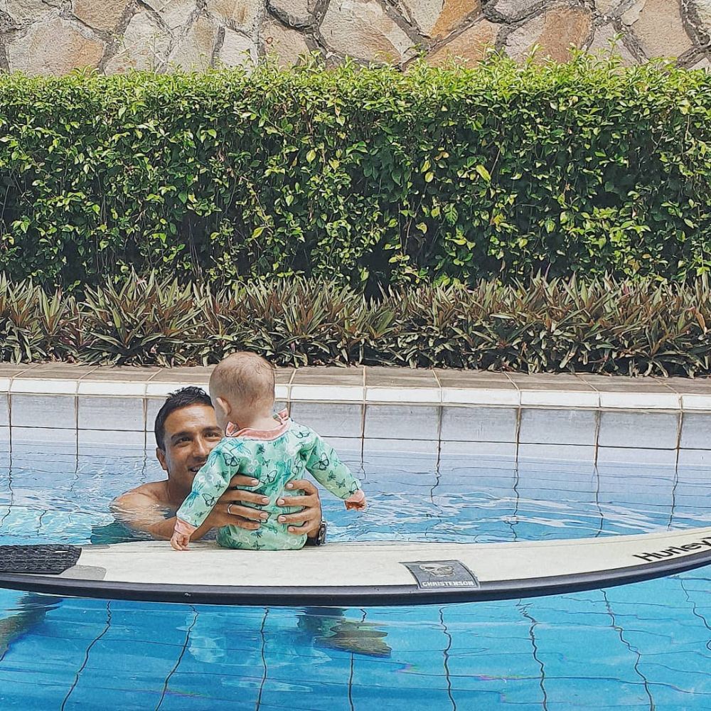 Papa Muda Idaman Netizen, 10 Potret Hamish Daud Bareng Putri Mungilnya