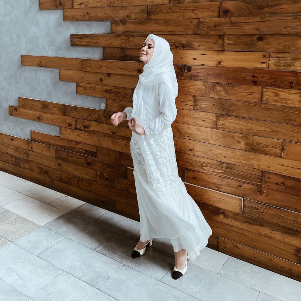 10 Ide OOTD Hijab Monokrom ala Cynthia Ramlan, Stylish Abis!