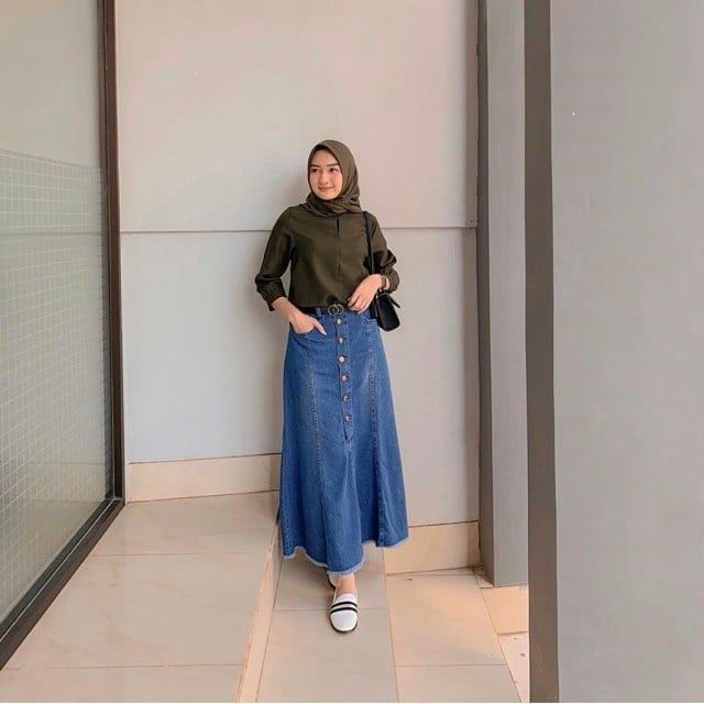 10 Inspirasi OOTD Hijab dengan Rok Denim, Super Kece & Stylish Nih!