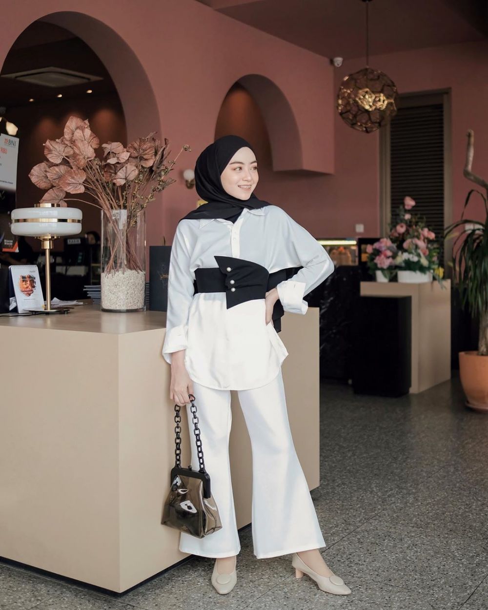 10 Ide Mix  And Match  Celana  Putih  ala Hijabers Meirani Amalia